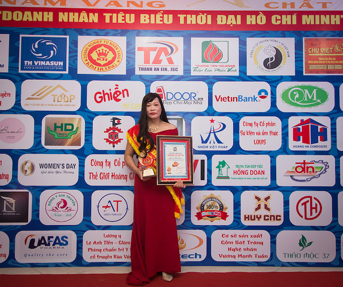 Giúp việc Hồng Doan nhận giải thưởng Doanh nhân Tiêu biểu thời đại Hồ Chí Minh